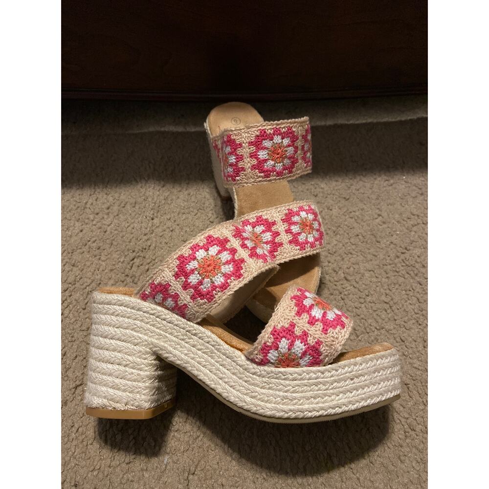 Women's Moata platform Sandals crochet flower design size 6